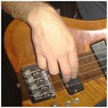 Postura da mão direita no contrabaixo